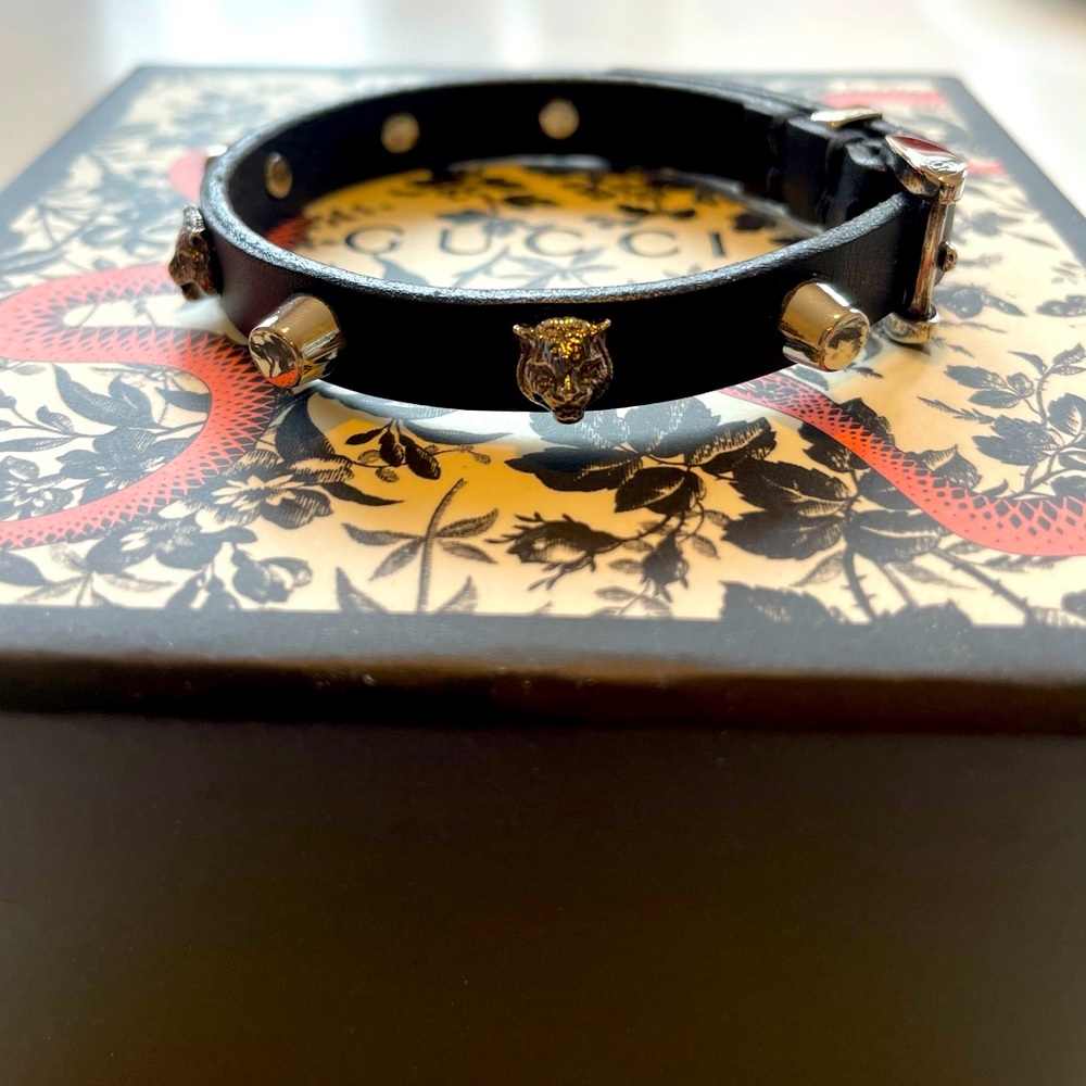 Gucci feline head leather strap bracelet